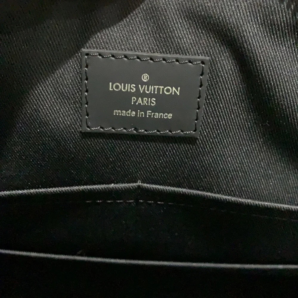 Louis Vuitton messenger
